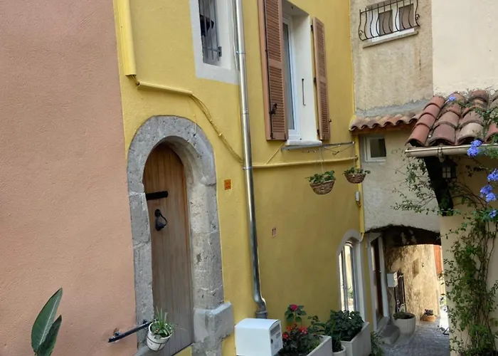 Dans Le Charme De La Pierre *