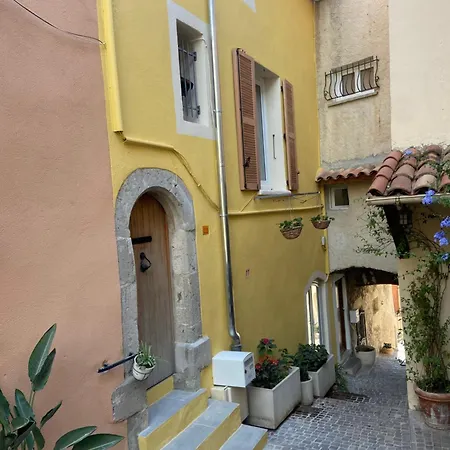 Dans Le Charme De La Pierre *